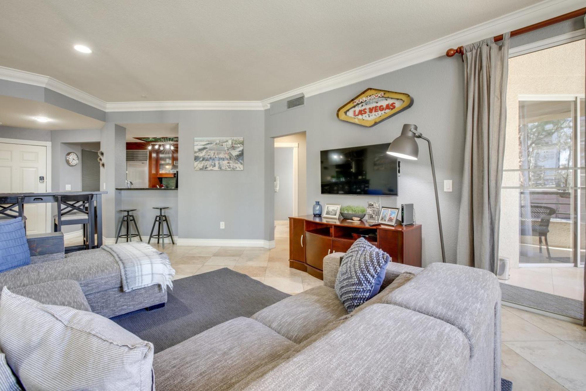 Apartment Walk To Vegas Strip Modern With Patio!