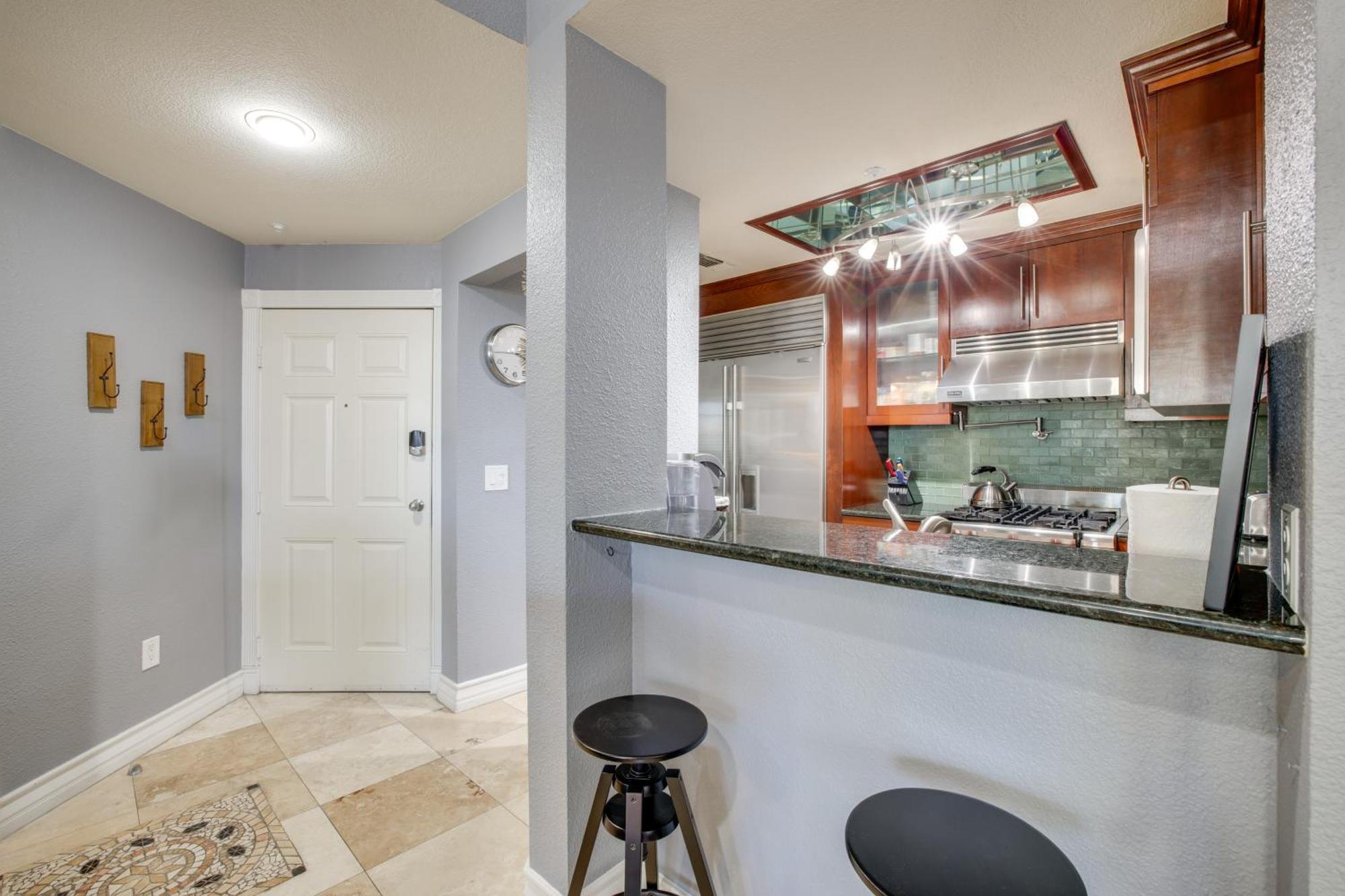 Walk To Vegas Strip Modern With Patio!