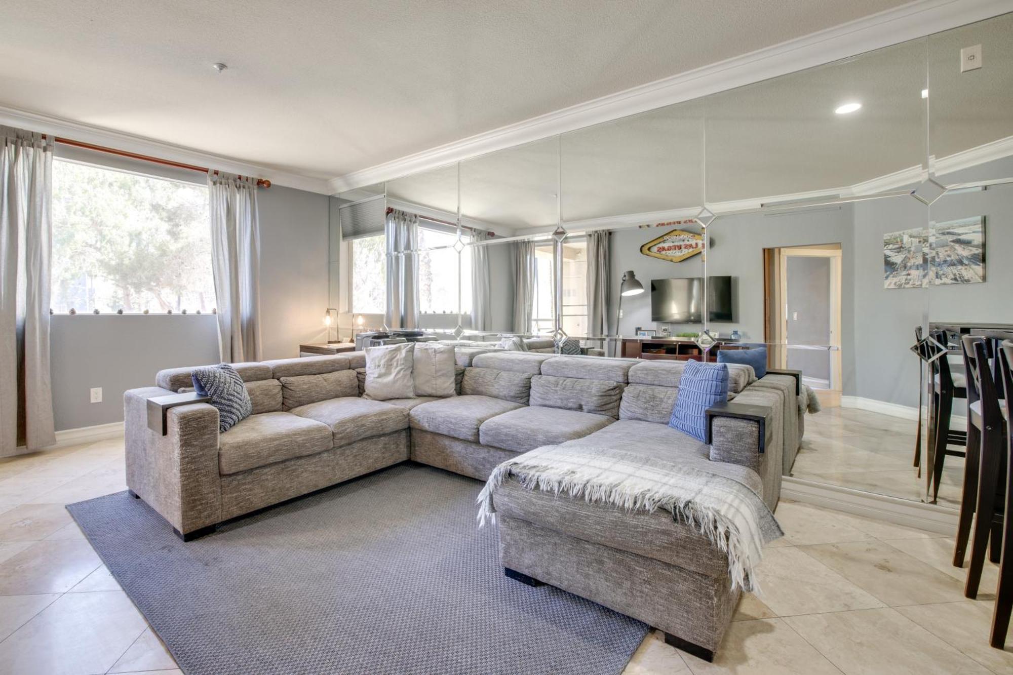 Apartment Walk To Vegas Strip Modern With Patio!